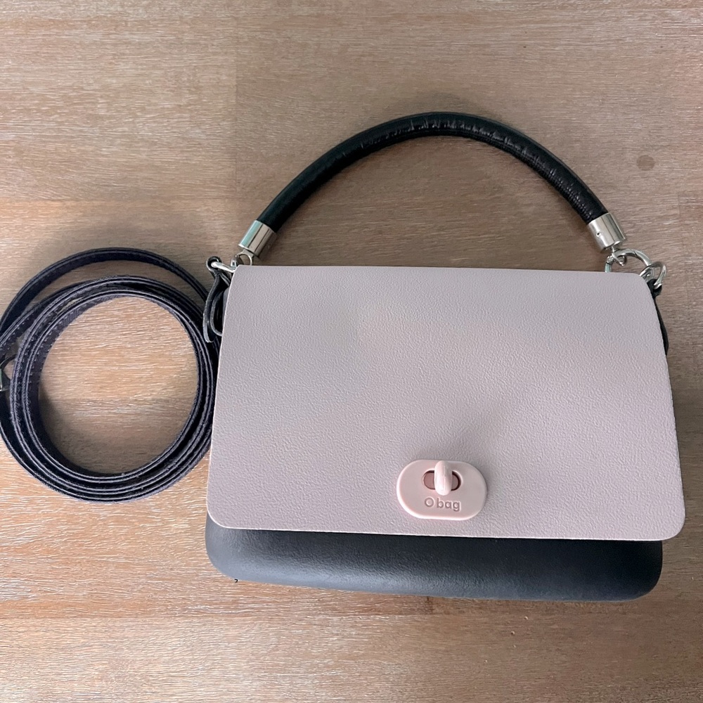 Good condition o pocket with 2 interchangeable flaps and handle.